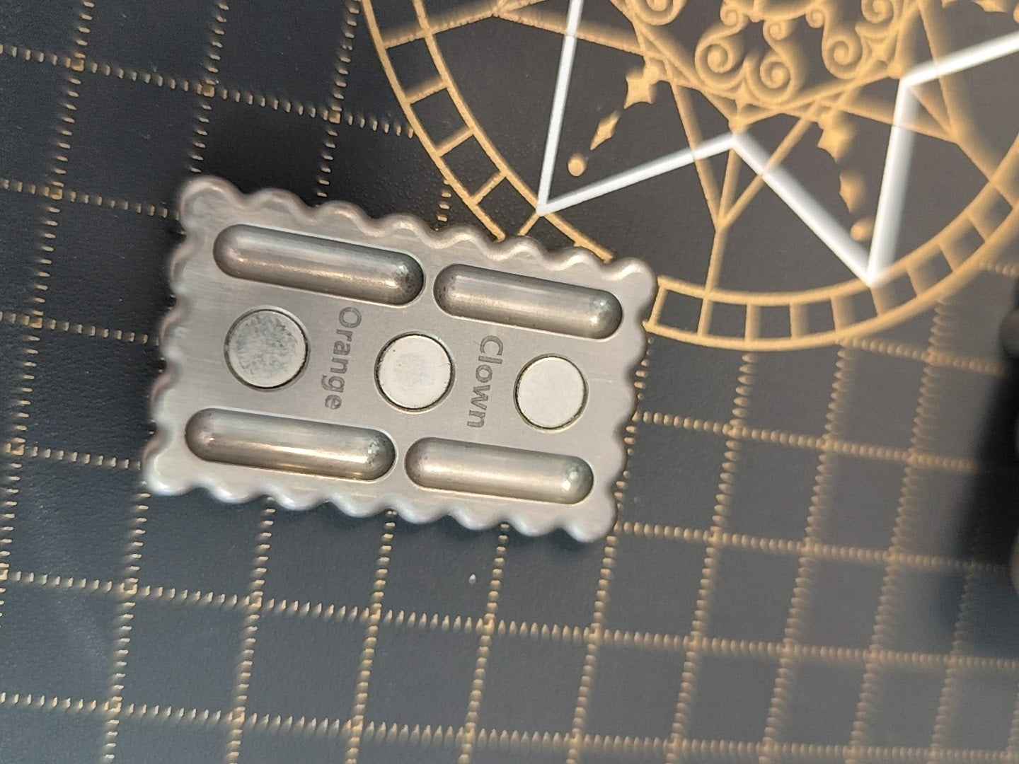 Biscuit Titanium