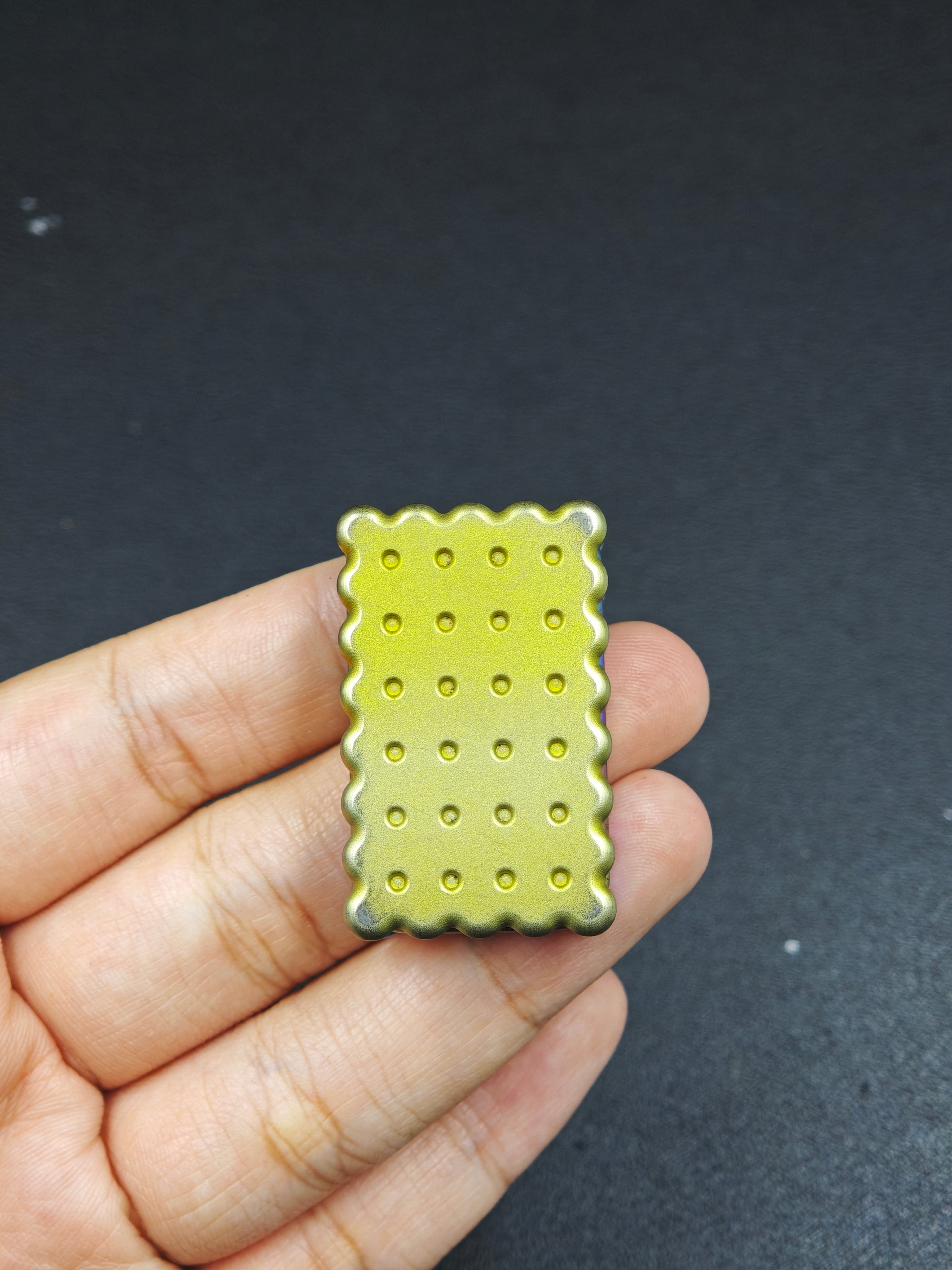 Biscuit Titanium